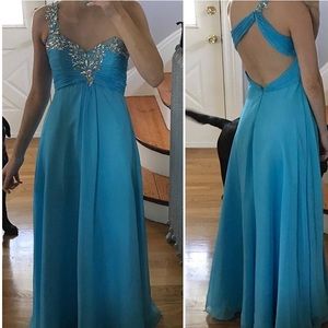 Long, blue prom desss